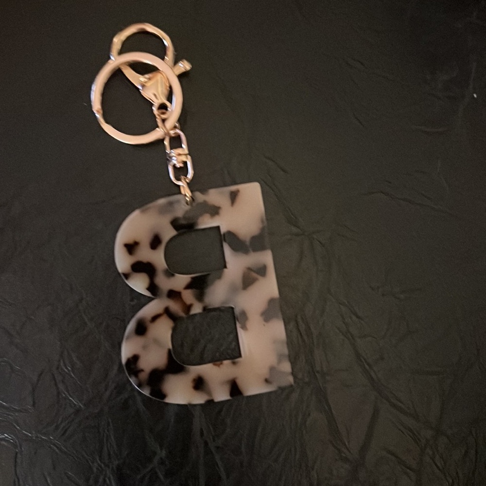 Leopard Print Letter B Keychain Accessory - Picture 3 of 4